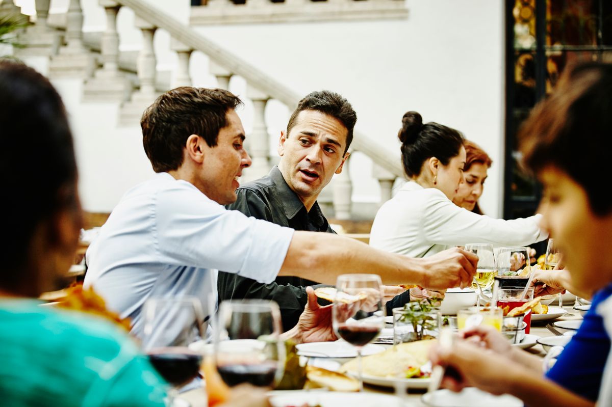 Két testvér egy családi rendezvényen. 