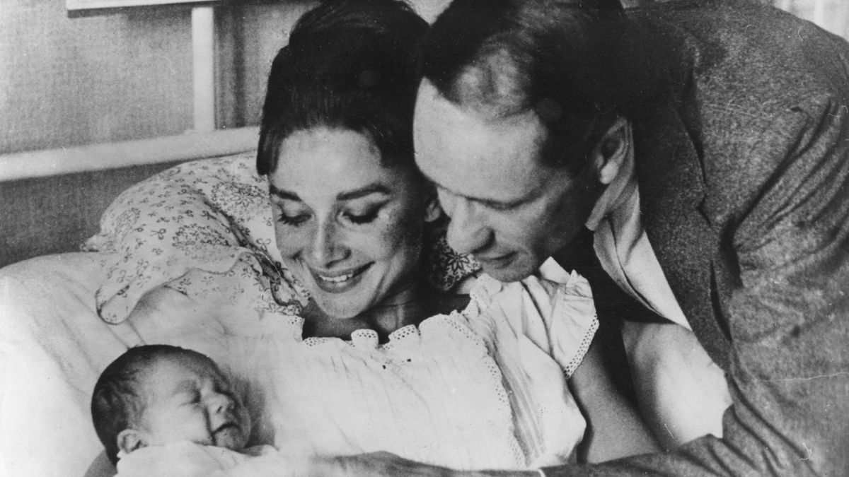 Audrey Hepburn és Mel Ferrer a kórházi ágyon, miután megszületett közös gyermekük, Sean Hepburn Ferrer.