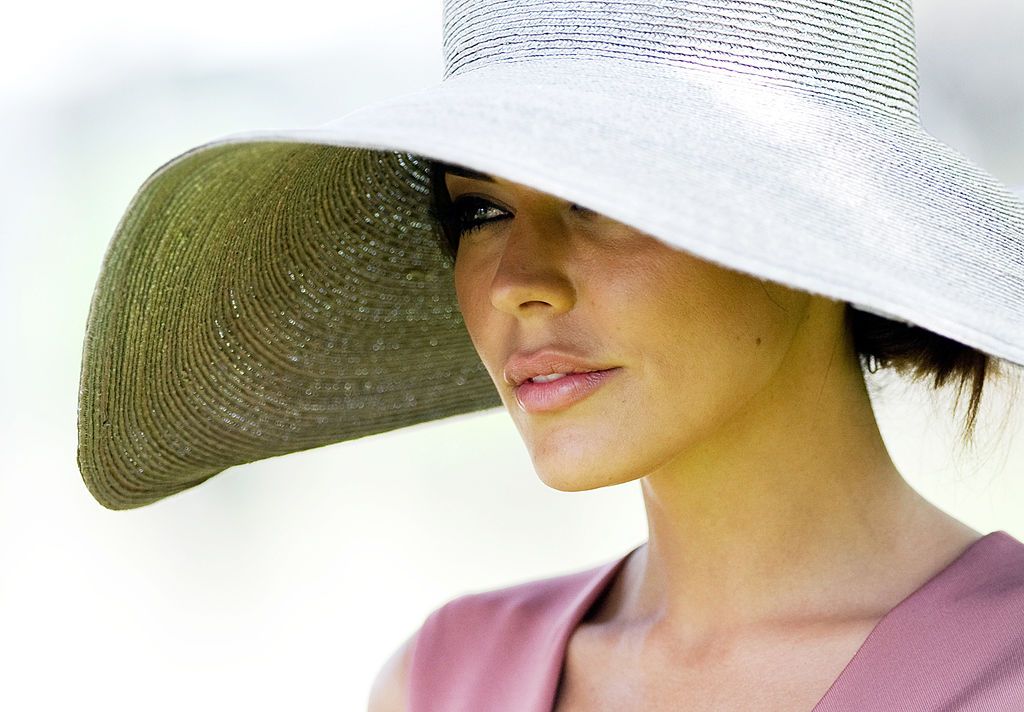 Nő kalapban, optikai illúzió teszthez