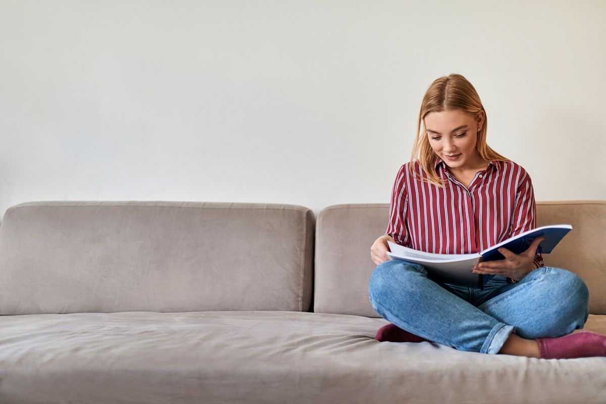 Intelligens emberek: okos fiatal lány könyvvel a kezében.