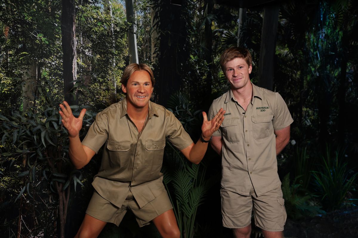 Robert Irwin édesapja, Steve Irwin viaszszobrával a Madame Tussauds Sydney-ben: az Irwin család nem fogadta Harry herceget és Meghan Markle-t