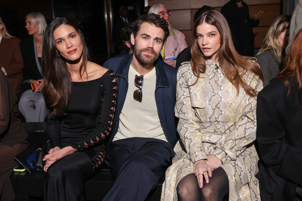 Natalie Kuckenburg, Paul Wesley és Palvin Barbi a párizsi divathéten