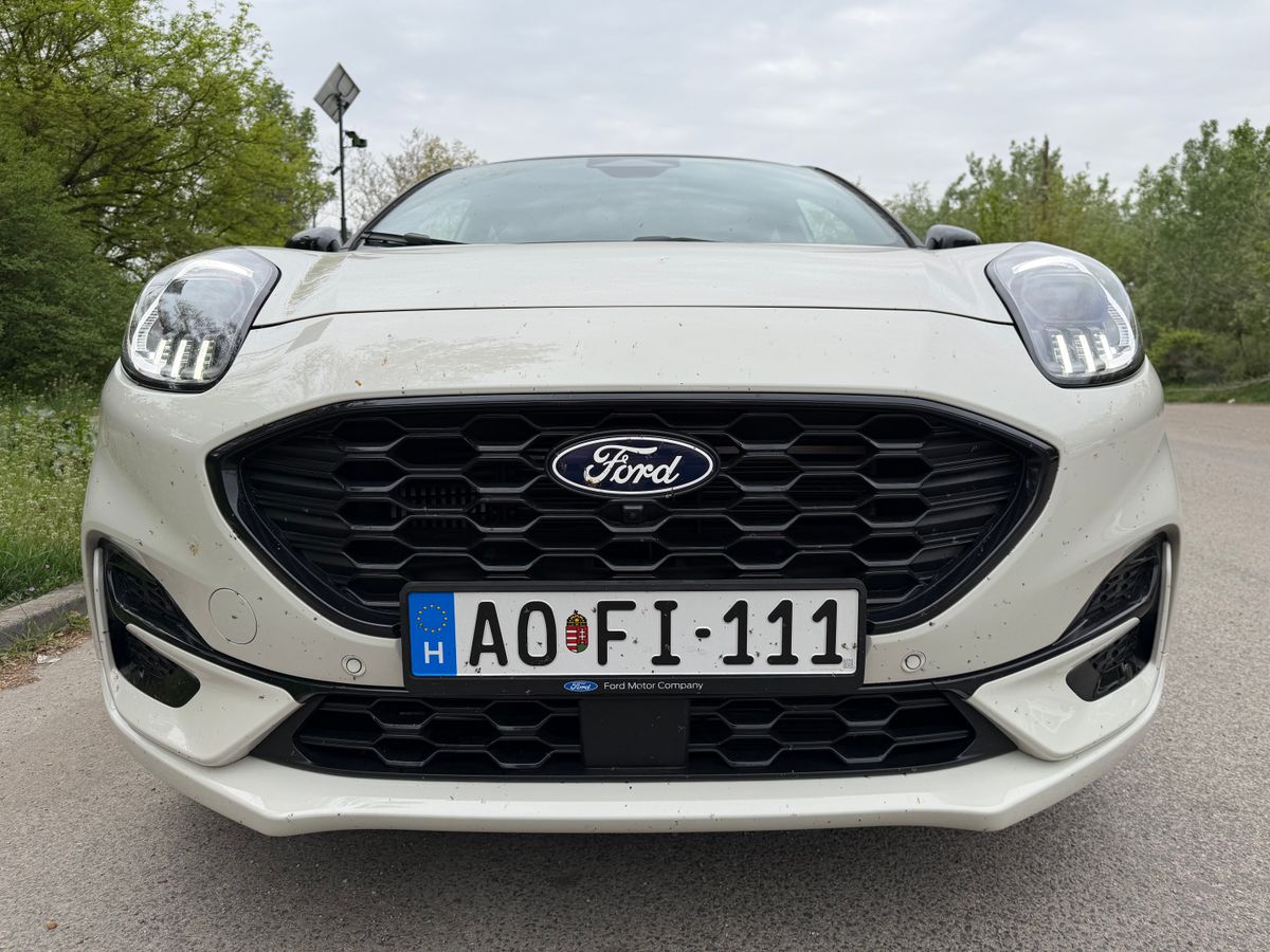 Egy közeli fotó a Ford Puma elejéről.