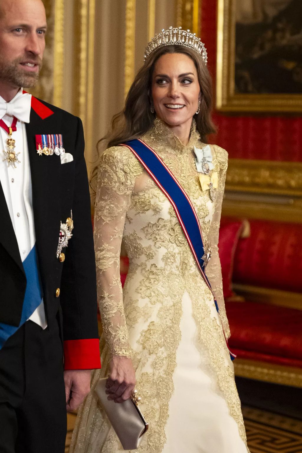 Phillipa Lepley tervezése, aki elsősorban luxus esküvői ruháiról ismert.