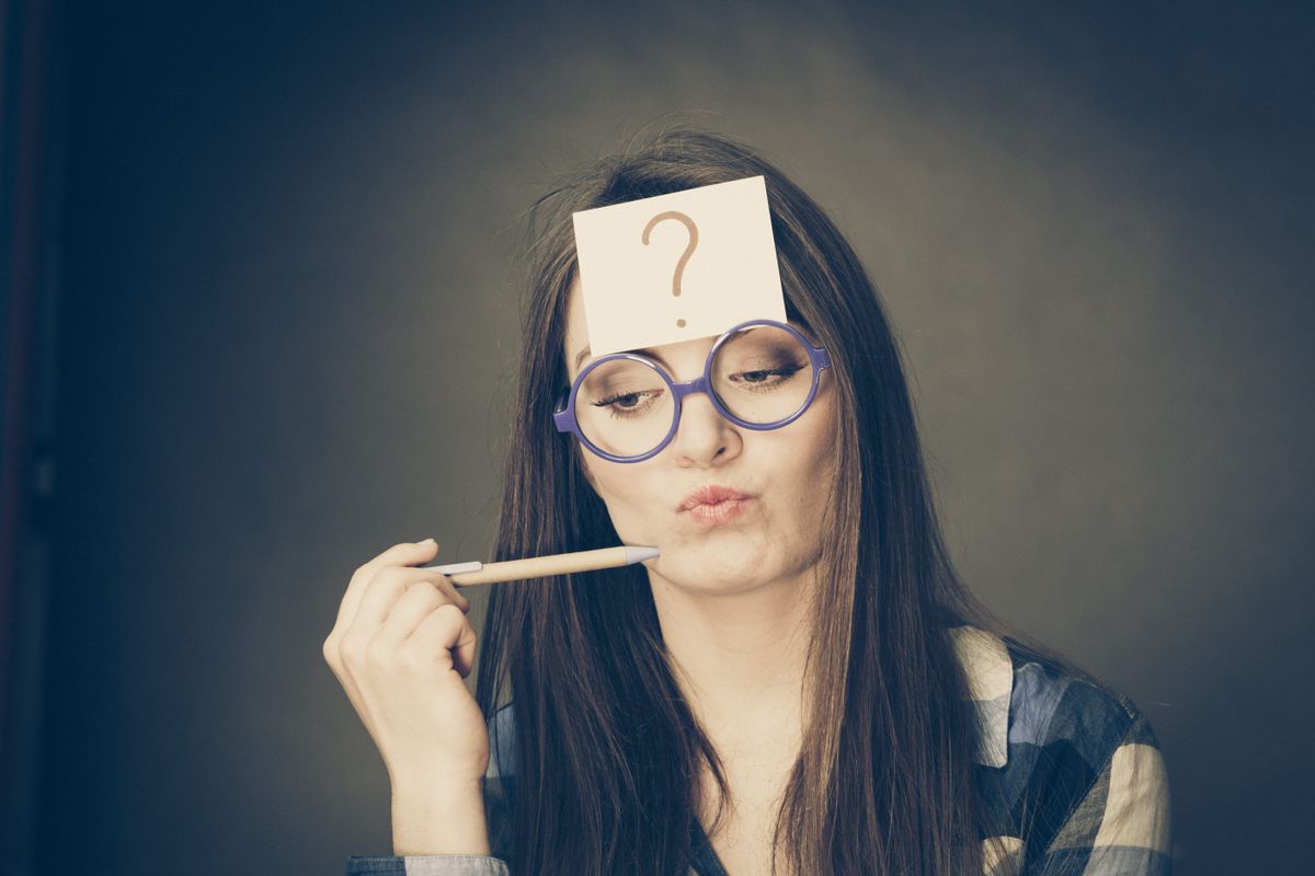 Tevés képes IQ-teszt főképe, gondolkodó nő