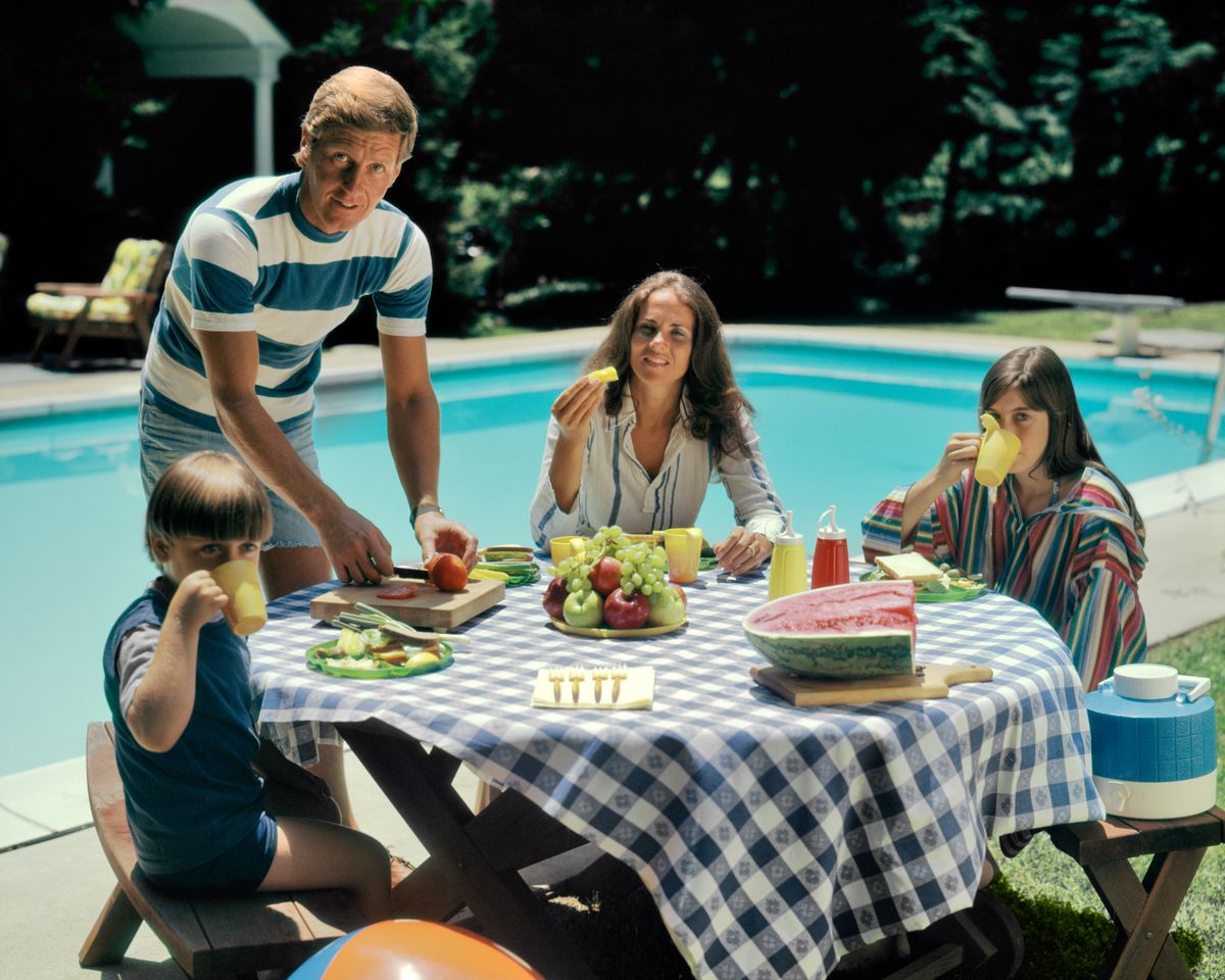 Kortizolszint csökkentő gyümölcsöt eszik egy család az asztalnál.