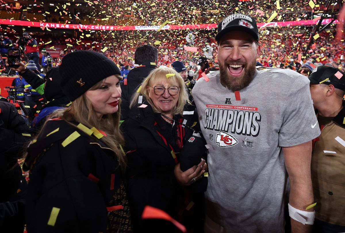 KANSAS CITY, MISSOURI - JANUARY 26: Travis Kelce #87 of the Kansas City Chiefs celebrates with Taylor Swift and mother Donna Kelce after the Chiefs defeated the Buffalo Bills 32-29 to win the AFC Championship Game at GEHA Field at Arrowhead Stadium on January 26, 2025 in Kansas City, Missouri. (Photo by Jamie Squire/Getty Images)