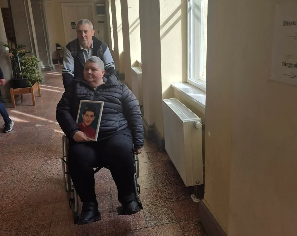 Till Tamás szülei fiuk képével érkeztek a tárgyalásra.