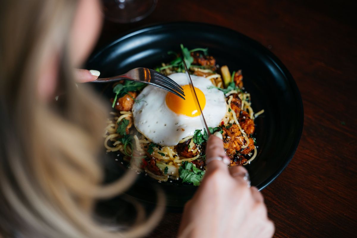 A magyar konyha egyik leggyakrabban használt alapanyaga a tojás. Frissessége egyszerű vízteszttel is könnyen ellenőrizhető.