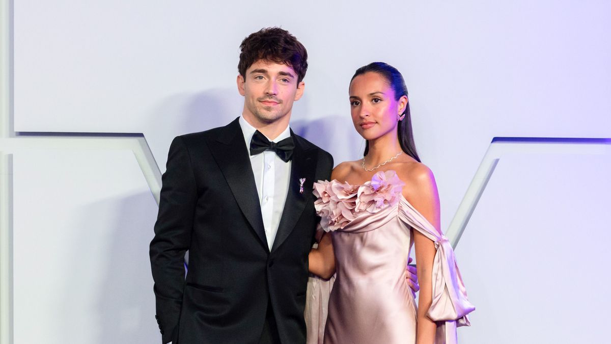 A képen Charles Leclerc feleségével látható.