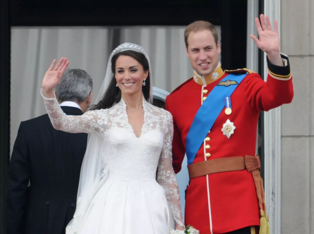 A ruhát Sarah Burton, az Alexander McQueen divatház kreatív igazgatója tervezte.