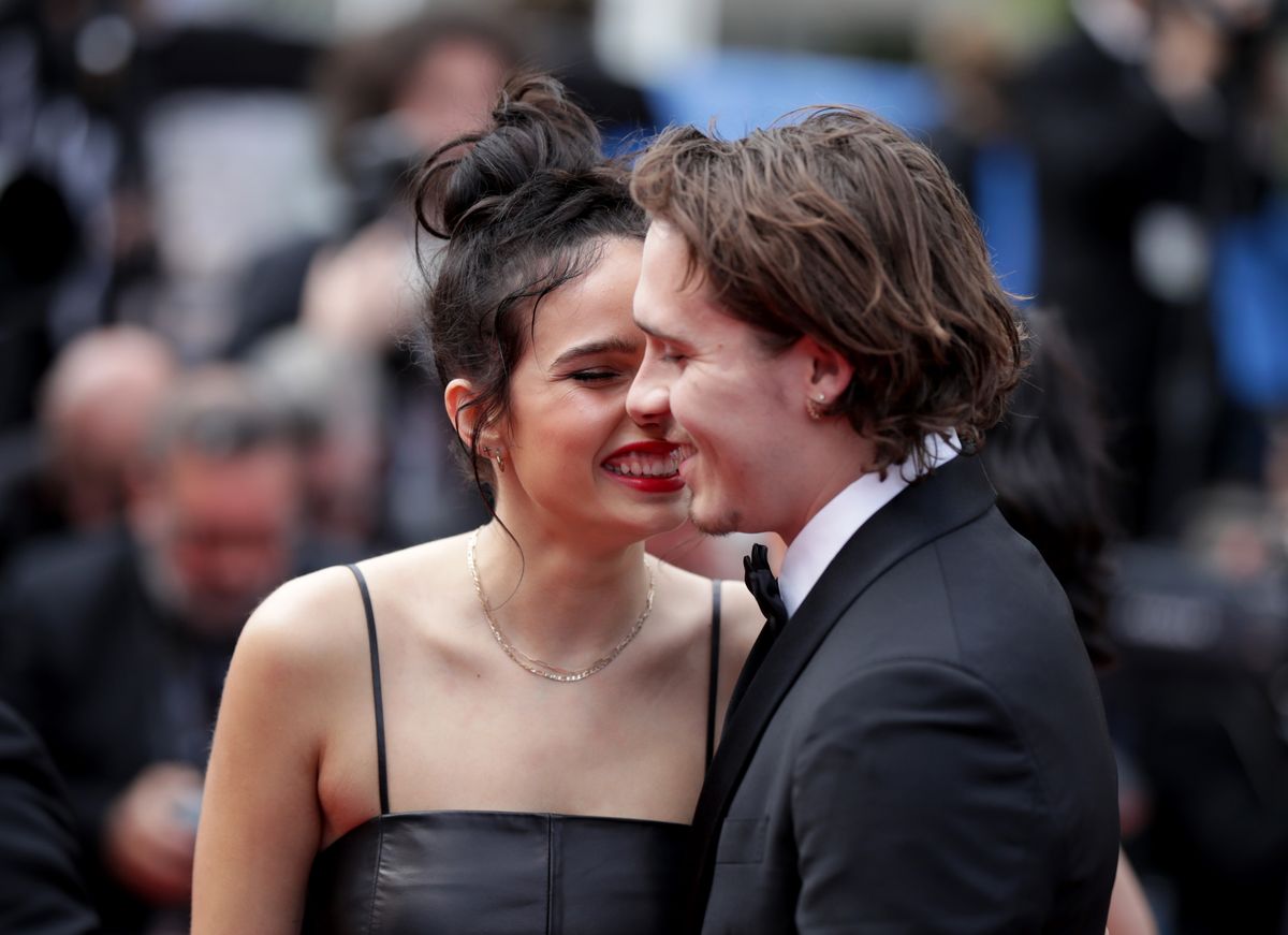 Hana Cross és Brooklyn Beckham egy évet se töltöttek együtt.
