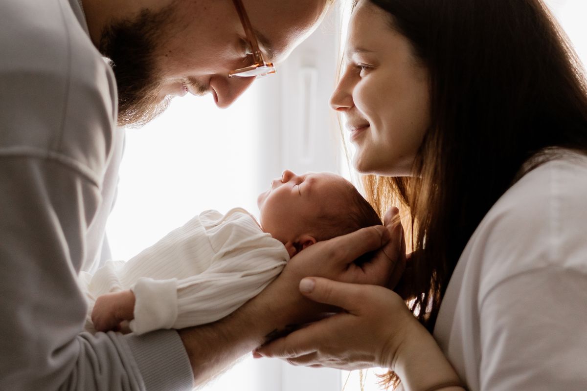 különleges lánynevek közül válogató szülők, kezükben kislányukkal