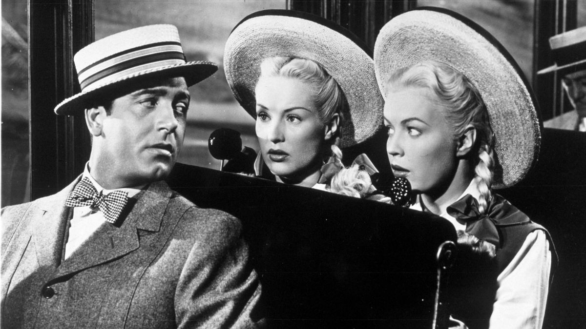 1945-ben életrajzi film is készült Dolly ikrek hirtelen felemelkedéséről, a jelenetben éppen egy férfi mögött utaznak kalapban, befont hajjal. 