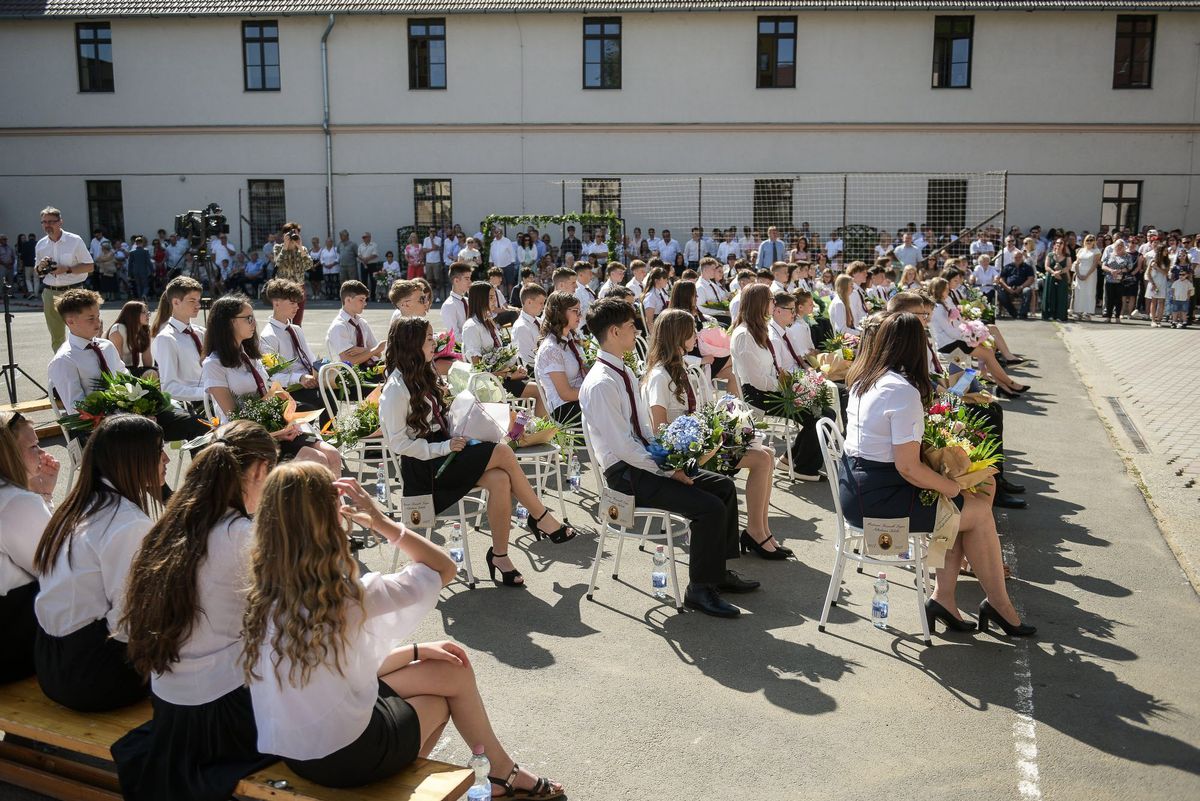 A ballagó diákokról készült képet Albert Péter készítette.