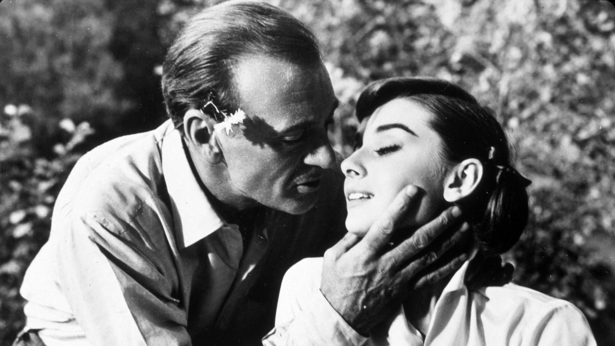 Audrey Hepburn Audrey Hepburn az Édes élet után című filmben játszva éppen a csókjelenet előtt készült képen.