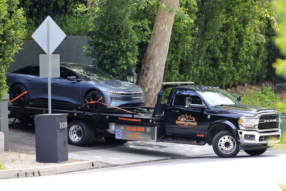 Timothée Chalamet autóját épp elvontatják a beverly hills-i otthona elől