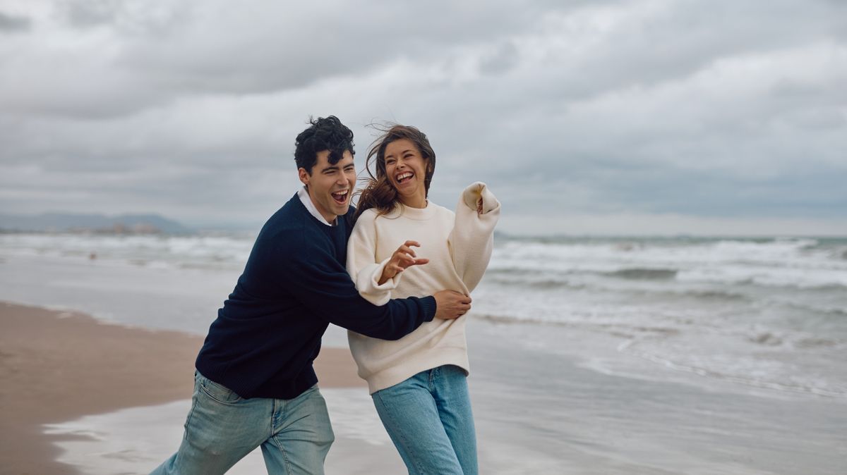 párkapcsolati teszt, boldog pár a tengerparton