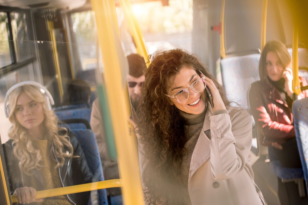 A nő a buszon azt fejtegeti, milyen a tökéletes férfi?