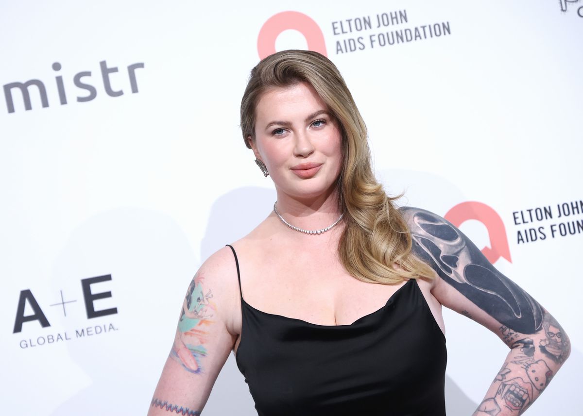 Ireland Baldwin babát vár.