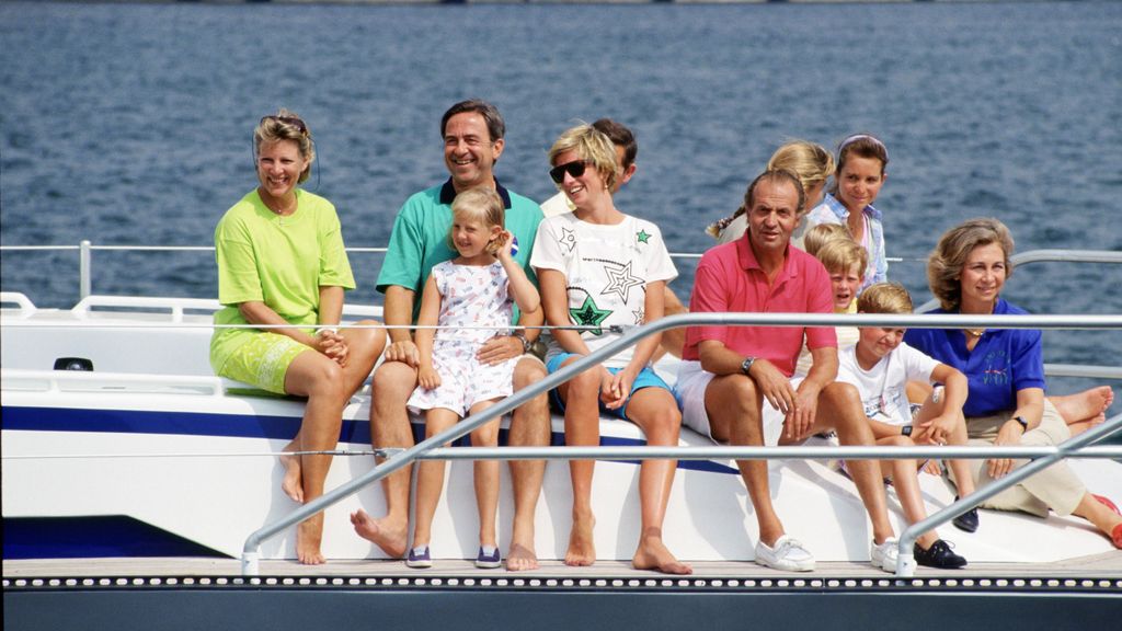 Diana hercegné 1990 augusztusában még Károly herceggel és a kis Vilmossal közösen élvezte a nyári hőséget Mallorcán, ahol a spanyol és a görög uralkodói család tagjaival együtt hajókáztak Juan Carlos király luxusjachtján.