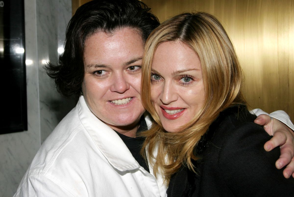 Rosie O'Donnell arcplasztika előtt