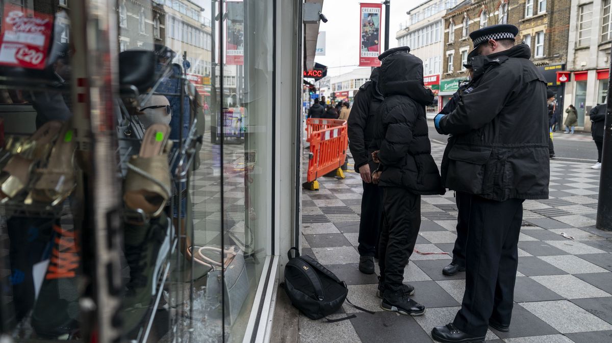 A link-up trend miatt megjelent maszkos fosztogatás egyik elkövetőjét tartóztatnak le a rendőrök egy eladó bejelentése után.