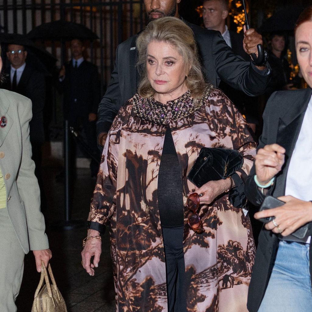 Catherine Deneuve az RH Paris galéria megnyitóján a Champs-Élysées sugárúton.