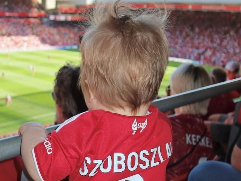 Szoboszlai Dominik kislánya mini mezben szurkolt apukájának – Fotó - Life