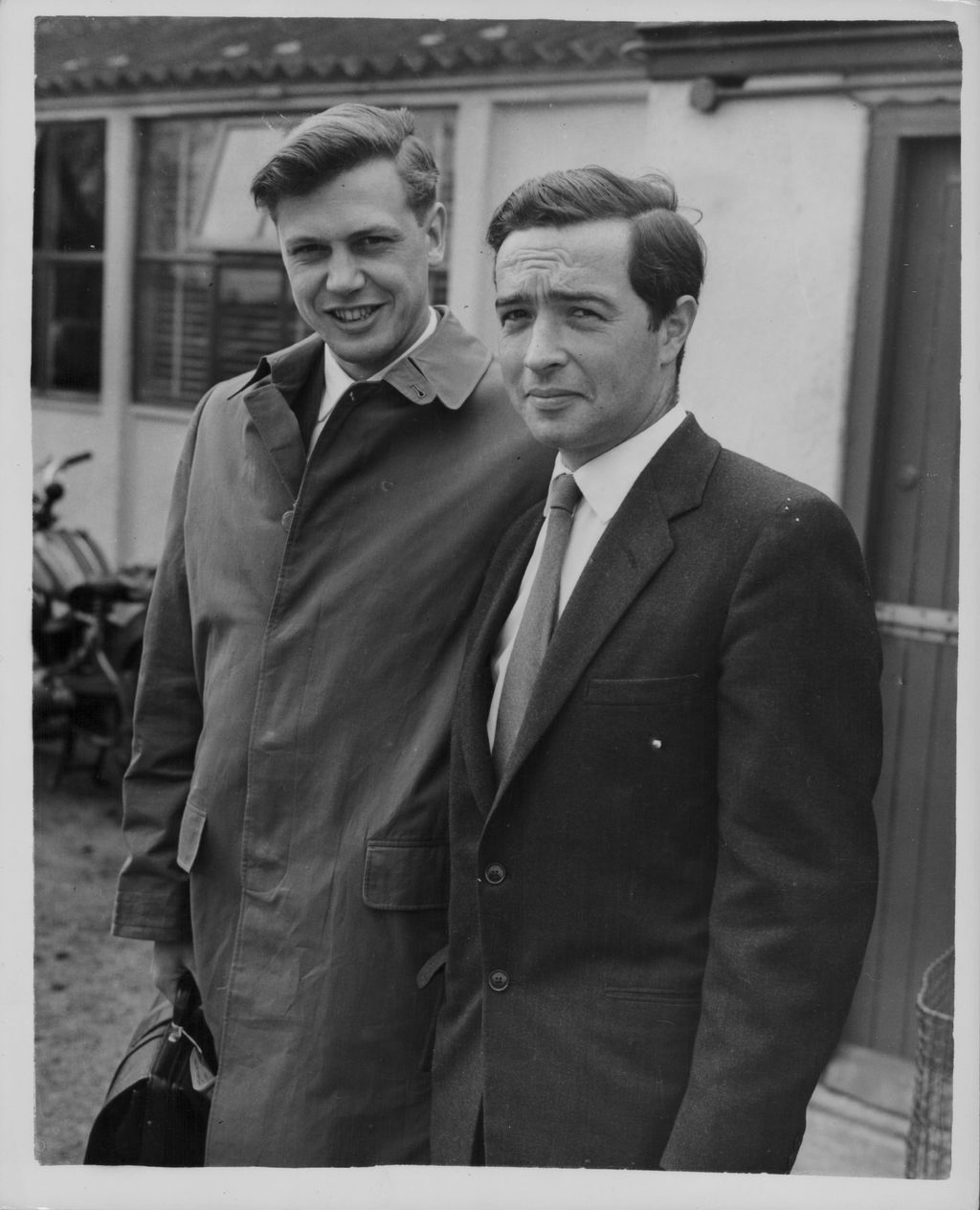 David Attenborough és Charles Lagus természetfotós 1957. június 5-én a londoni repülőtéren éppen Új-Guineába indulnak, hogy ott forgassák a „Zoo Quest” című sorozatot.