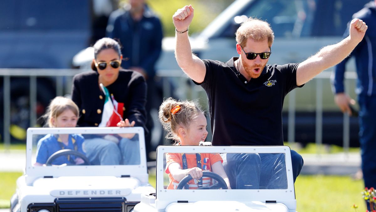 Meghan Markle és Harry herceg kísérik a mini Land Rovert vezető gyerekeket a Land Rover Driving Challenge versenyen.