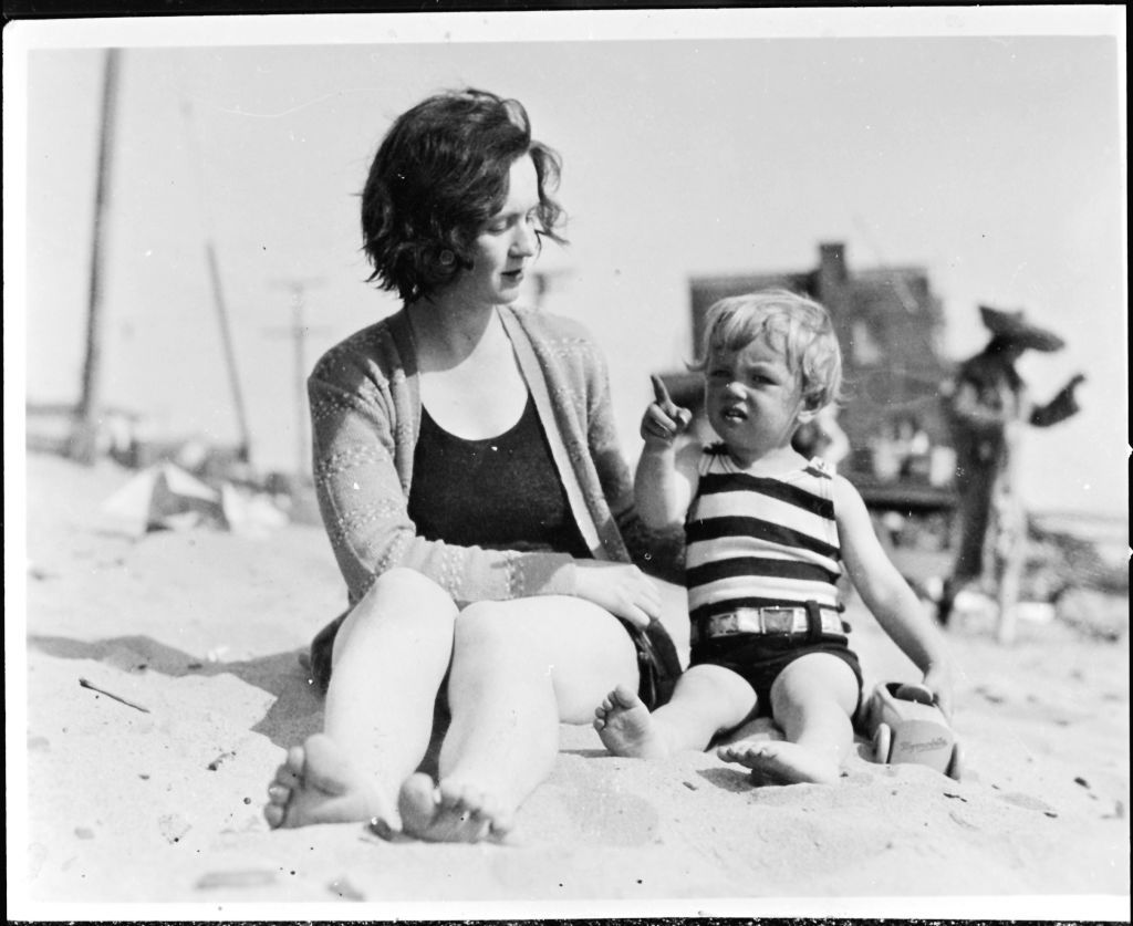 Marilyn Monroe édesanyjával, Gladys Bakerrel, gyerekként.