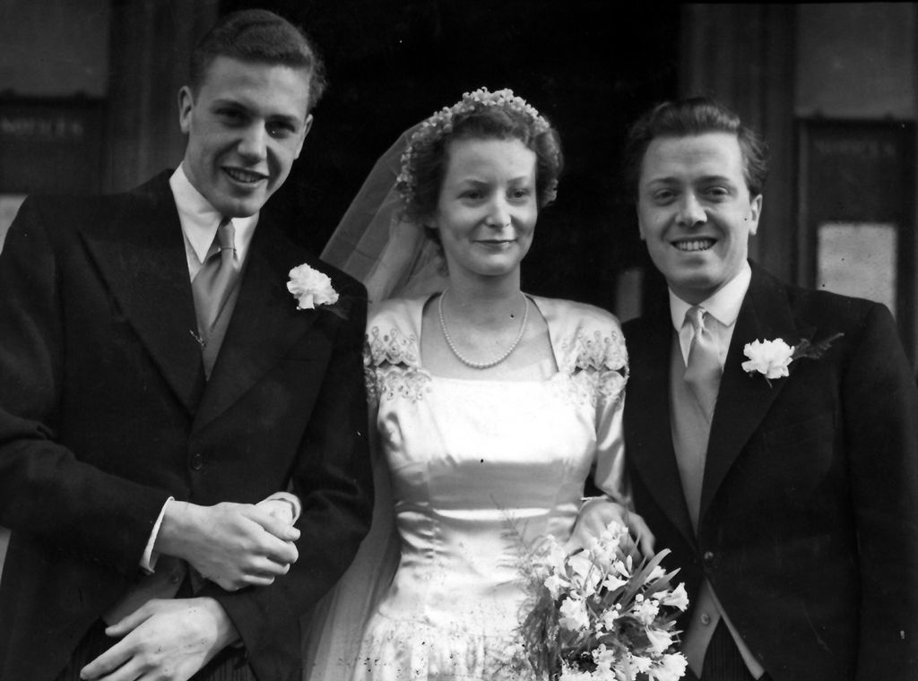 David Attenborough (balra) és Jane Elizabeth Ebsworth Oriel esküvője 1950-ben - A feleség 1997-ben bekövetkezett haláláig együtt éltek. Két gyermekük született, Robert és Susan.