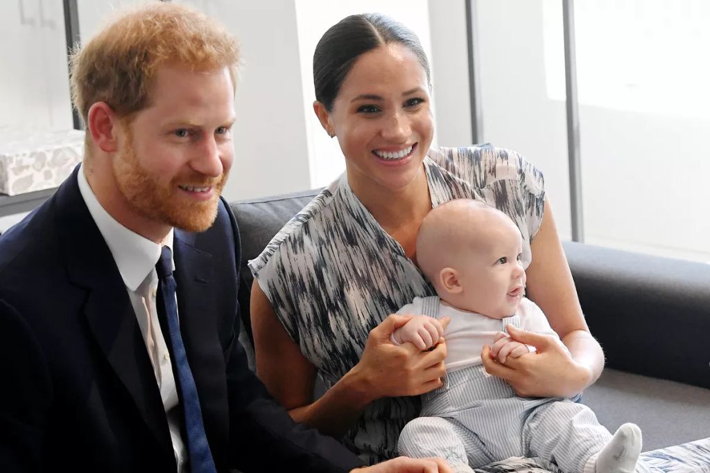 2019. május 6-án világra jön Meghan Markle és Harry herceg első gyermeke, Archie Harrison Mountbatten-Windsor.