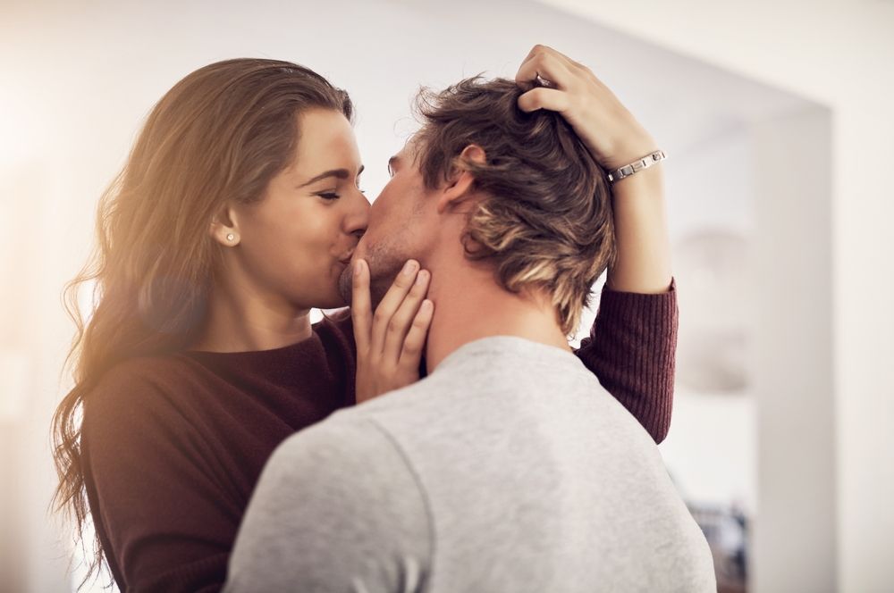 Csókbetegség, 2 ember csókolózik