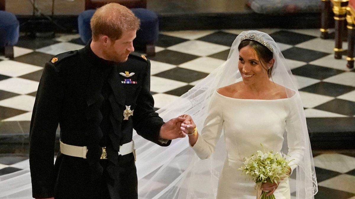 Meghan Markle és Harry herceg esküvője utáni pillanataiban 2018. májusában a windsori kastély Szent György-kápolnájában.