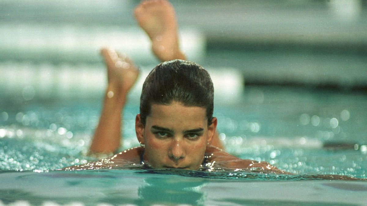 Egerszegi Krisztina 1991-ben, miután megnyerte a perthi úszó-világbajnokság női 100 méteres hátúszás versenyszámát