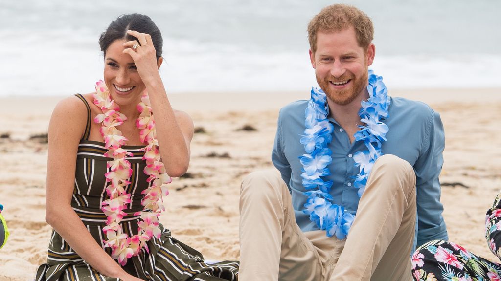 Harry herceg és Meghan hercegné a 16 napos őszi, hivatalos körútjuk során látogattak el a világhírű sydney-i Bondi Beachre, ahol mezítláb sétáltak a homokban.