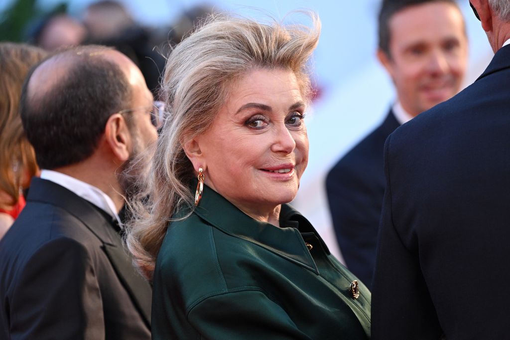 Catherine Deneuve egy lélegzetelállító zöld ruhában pózolt a 79. cannes-i filmfesztiválon.