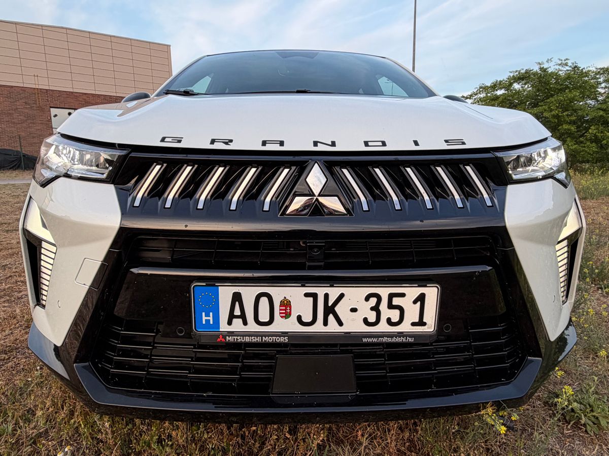 Mitsubishi Grandis teszt: egy kép az autó orráról.