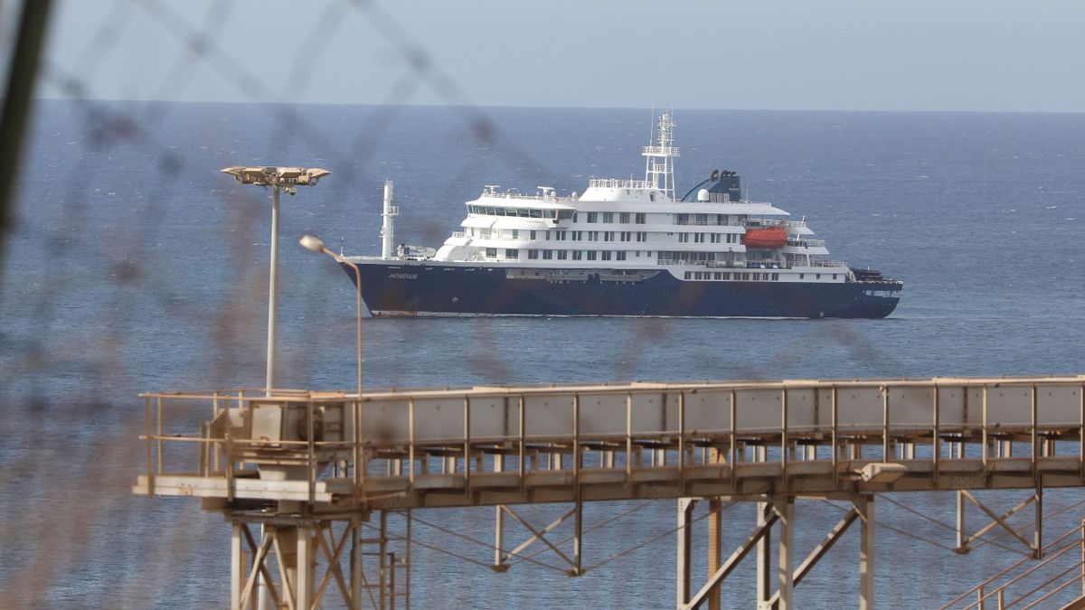 Tenerifén kötött ki az MV Hondius óceánjáró, amin hantavírus-fertőzéssel betegedtek meg az utasok.