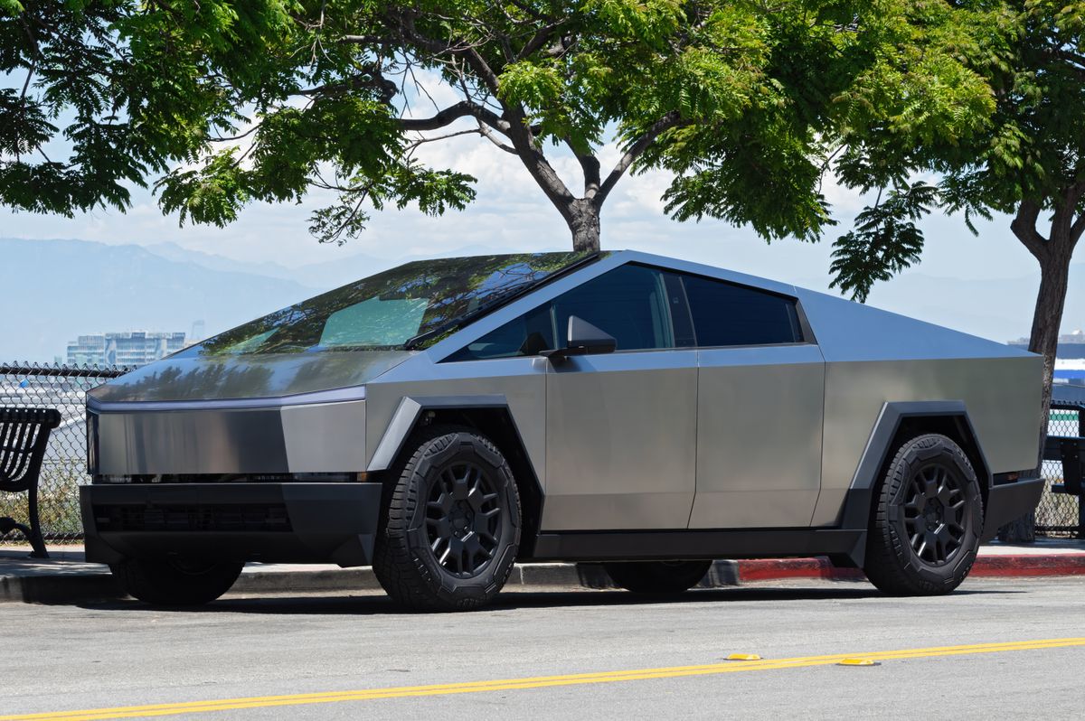 A tóban ragadt Tesla Cybertruckot vízi mentőegység segítségével emelték ki.