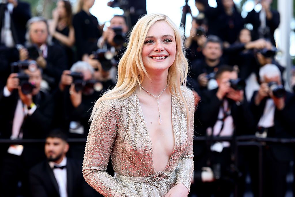 A tavalyi cannes-i filmfesztiválon Elle Fanning is részt vett, az ő képe látható a fotón.