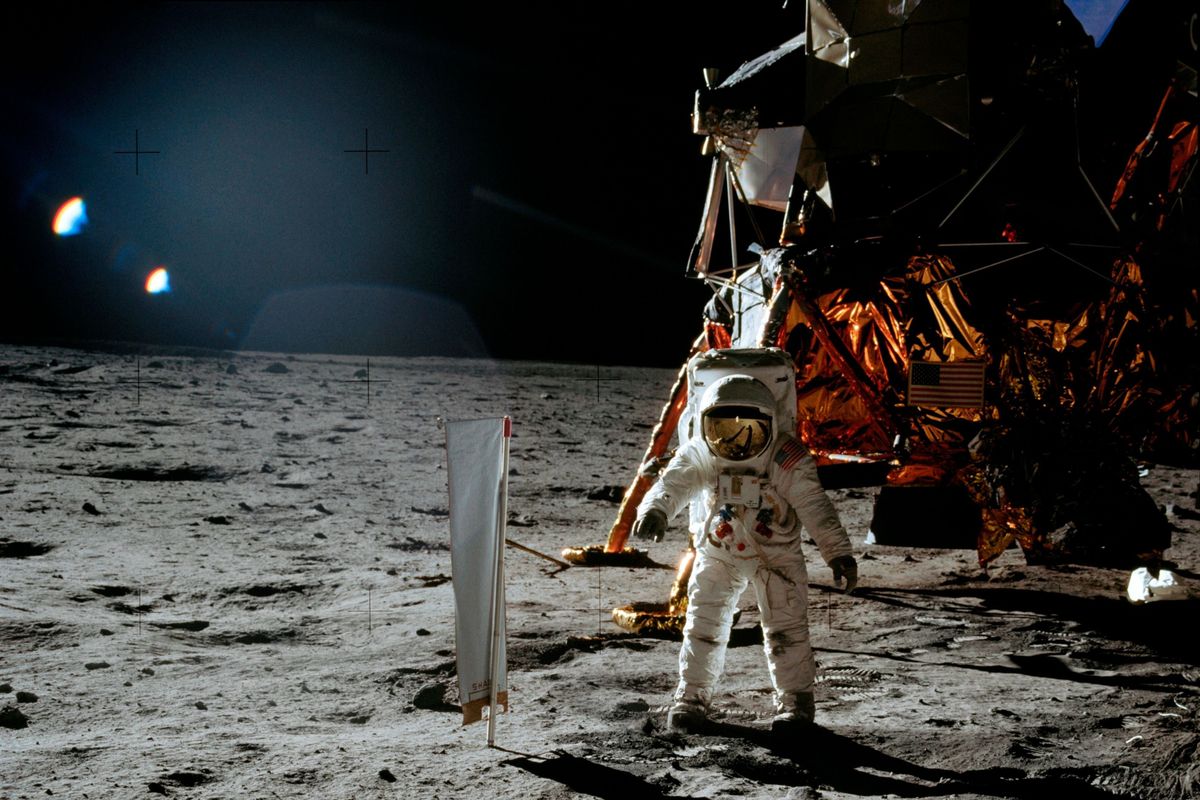 Űrhajósok furcsa észlelései kerültek újra reflektorfénybe a most megnyitott UFO-akták nyomán. Az Apollo 11 asztronautái földönkívüliekről számoltak be Hold sétájuk nyomán.