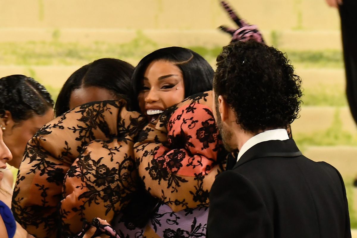 Cardi B betegen érkezett a Met-gála vörös szőnyegére.