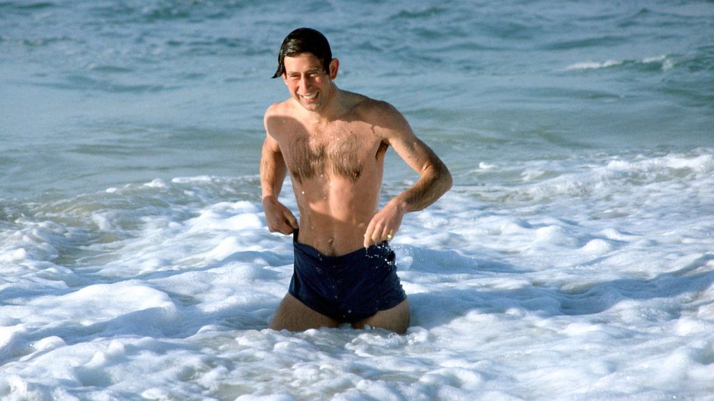 Károly herceg a Bondi Beachen úszik, miközben ausztráliai hivatalos látogatása során egy kis időt szán a pihenésre.