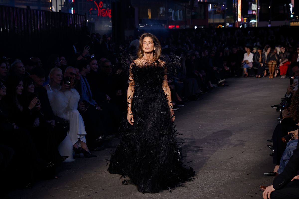 Cindy Crawford divatbemutató