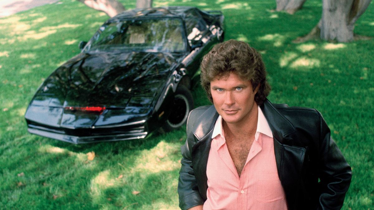 David Hasselhoff pózol a Knight Rider sorozatból jól ismert ikonikus KITT autó mellett.