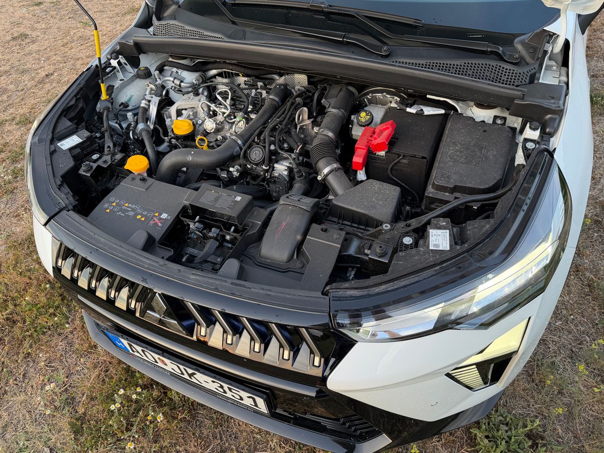 Mitsubishi Grandis teszt: egy kép az autó motorjáról.