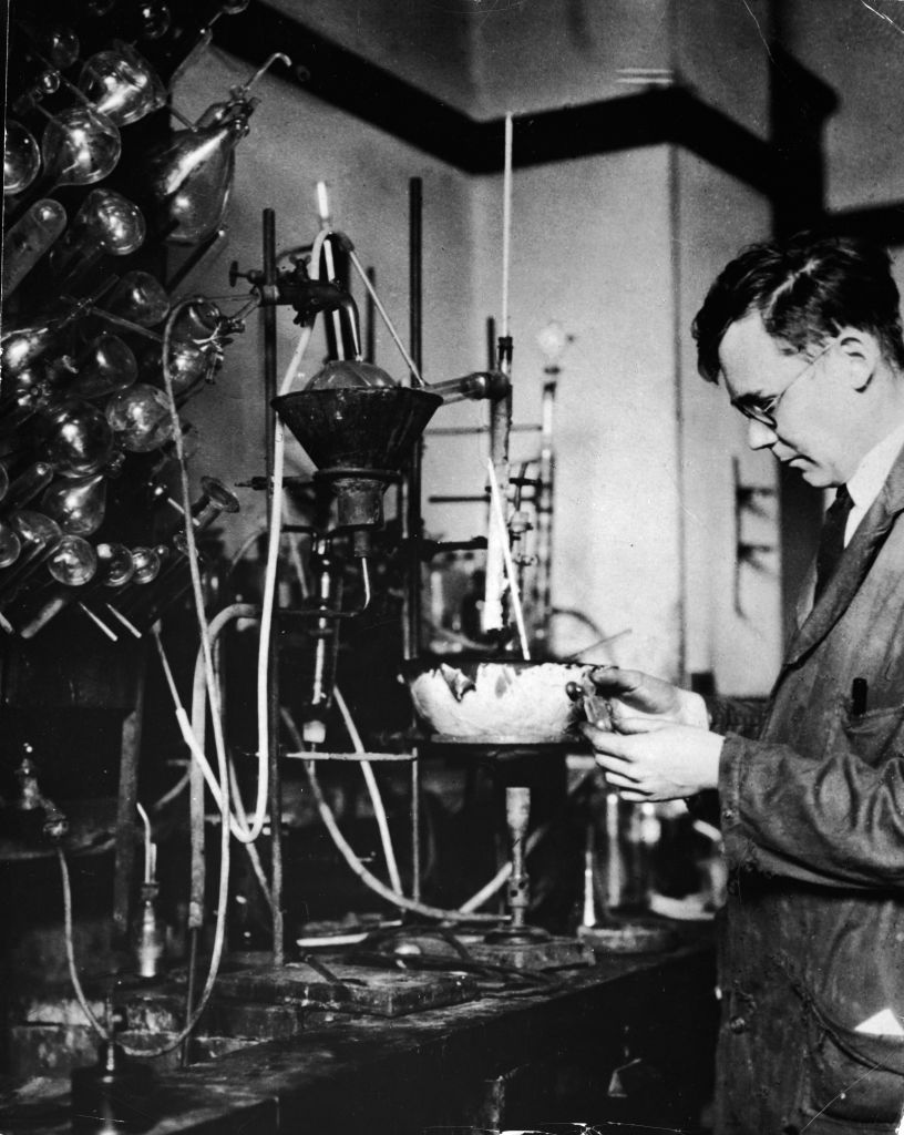 A nejlonharisnya anyagát feltaláló vegyész, Wallace Hume Carothers látható a képen